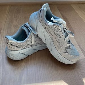 Hoka Suede Clifton light gray !